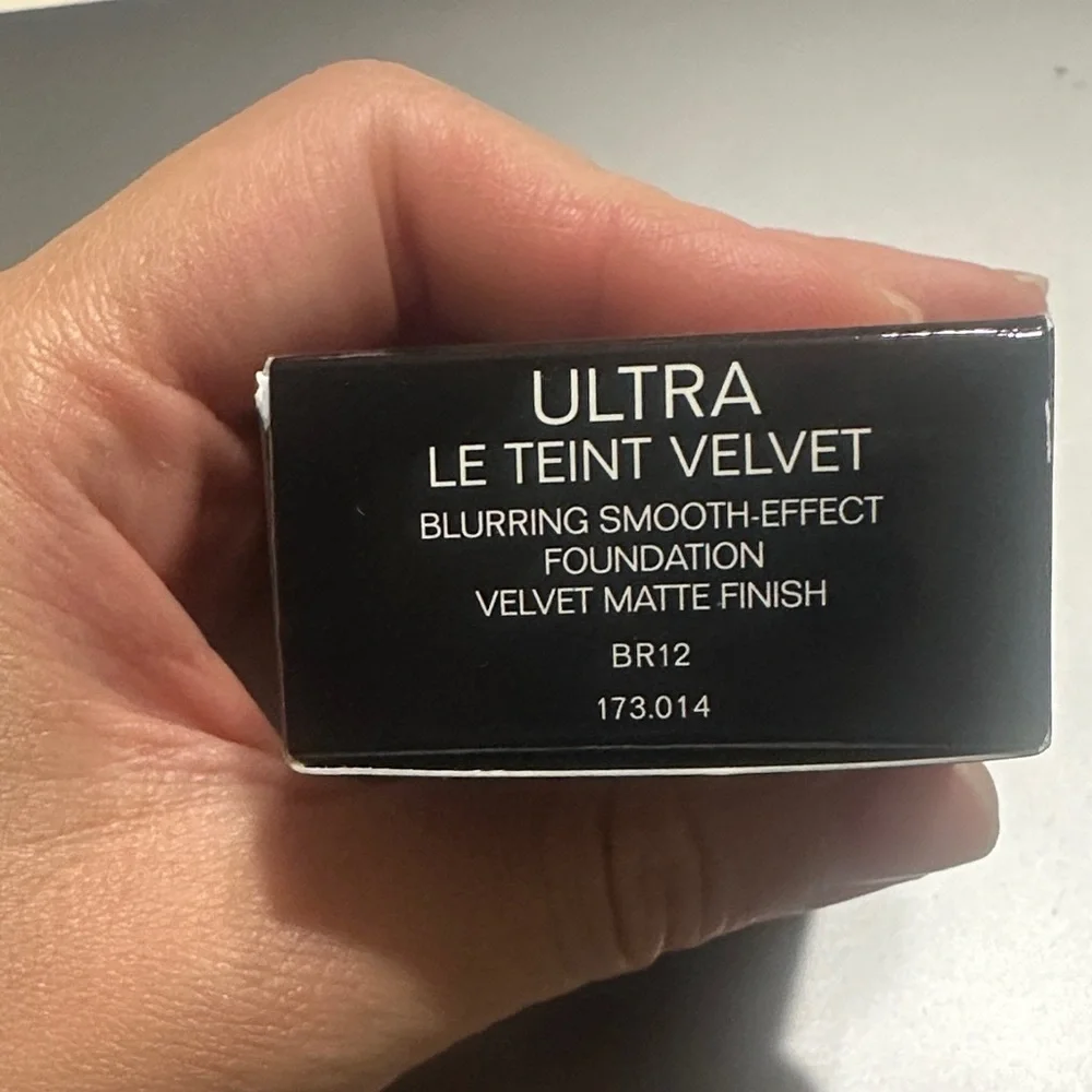 CHANEL Ultra Le Teint Velvet Foundation BR12